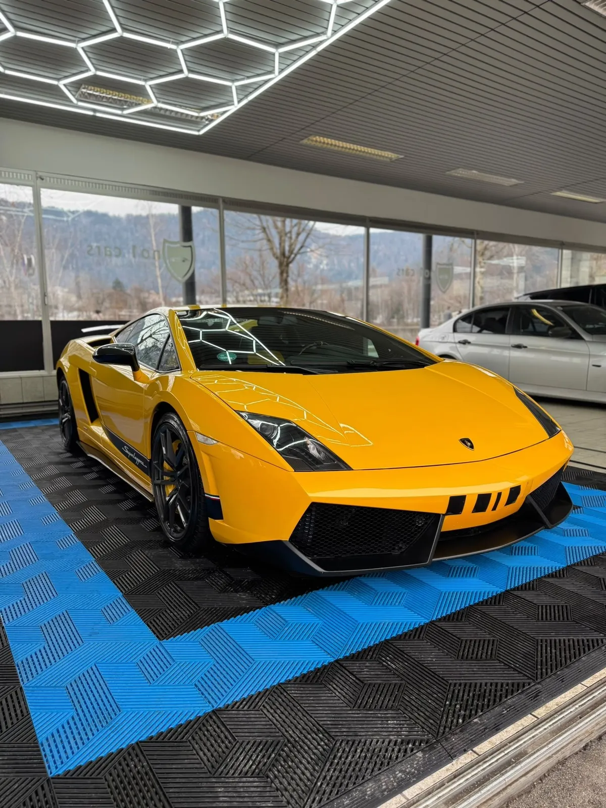 Lamborghini Gallardo in der Halle von Saff Car Lounge in Kufstein nach der Aufbereitung, Hexagon-Leuchten spiegeln sich im Lack